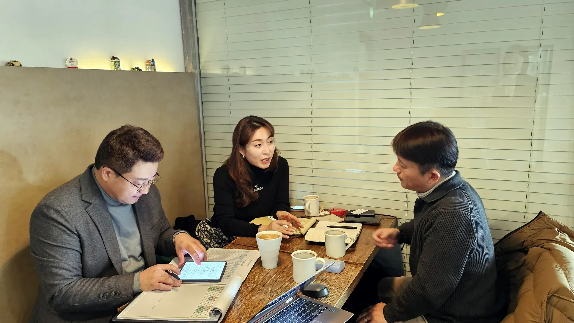 고객사 관계자들과 자료를 검토하며 상담하는 모습